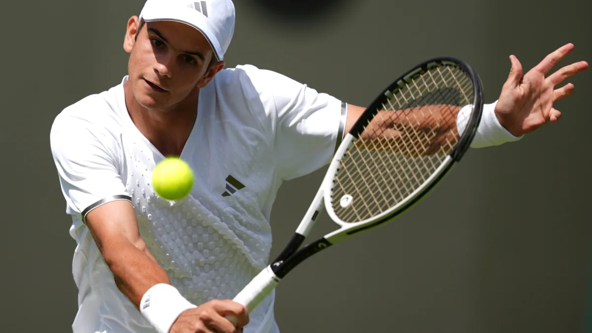 Jódar se estrena en Wimbledon con victoria y confirma que su tenis también brilla sobre hierba