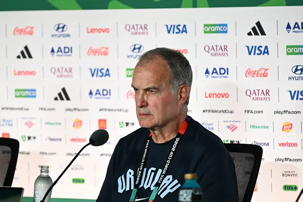 Marcelo Bielsa, seleccionador de Uruguay, en una rueda de prensa