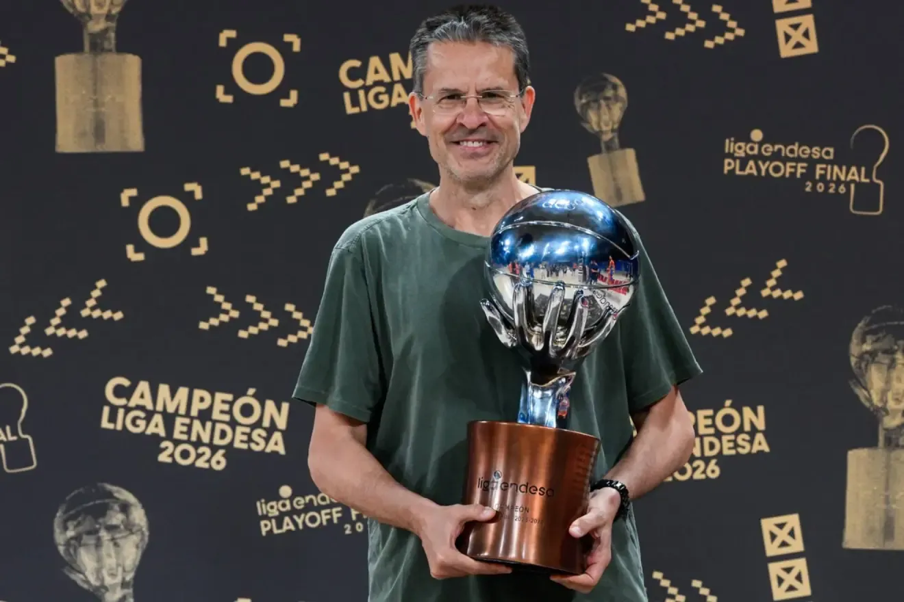 Pedro Martínez, con el trofeo de campeón de la Liga Endesa.