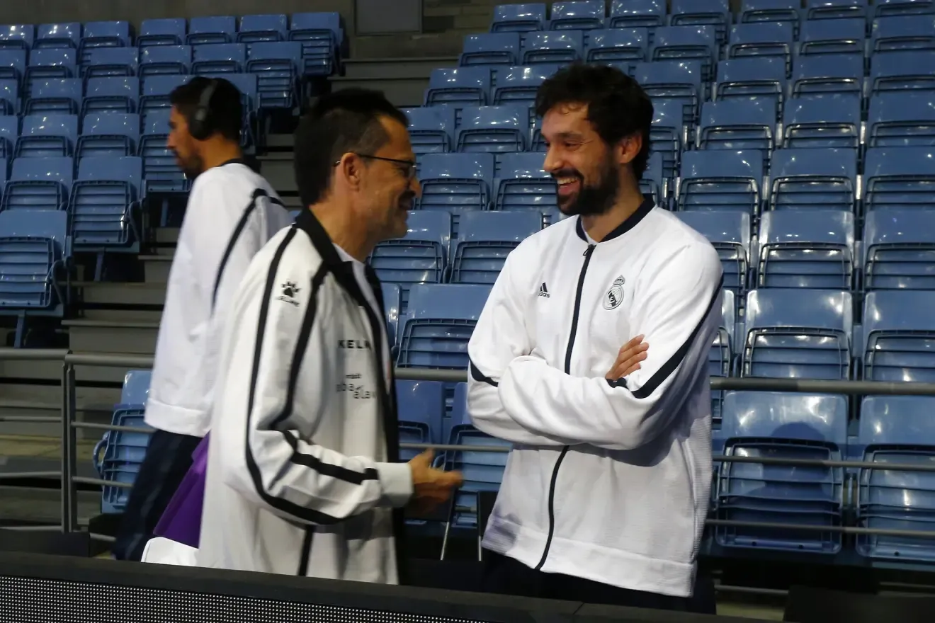 Pedro Martínez y Sergio Llull charlan en una imagen de 2018.