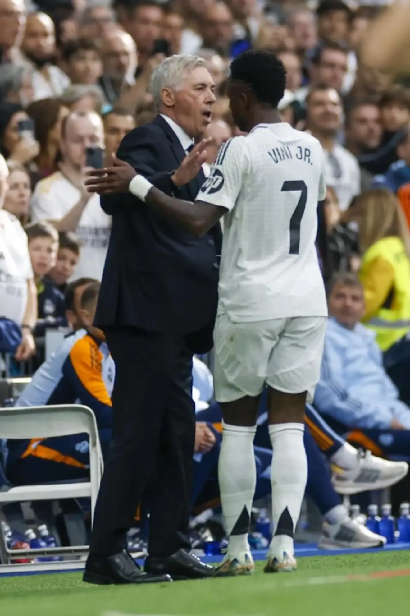 El delantero brasileño del Real Madrid Vini Jr celebra su gol contra Osasuna con el entrenador Carlo Ancelotti