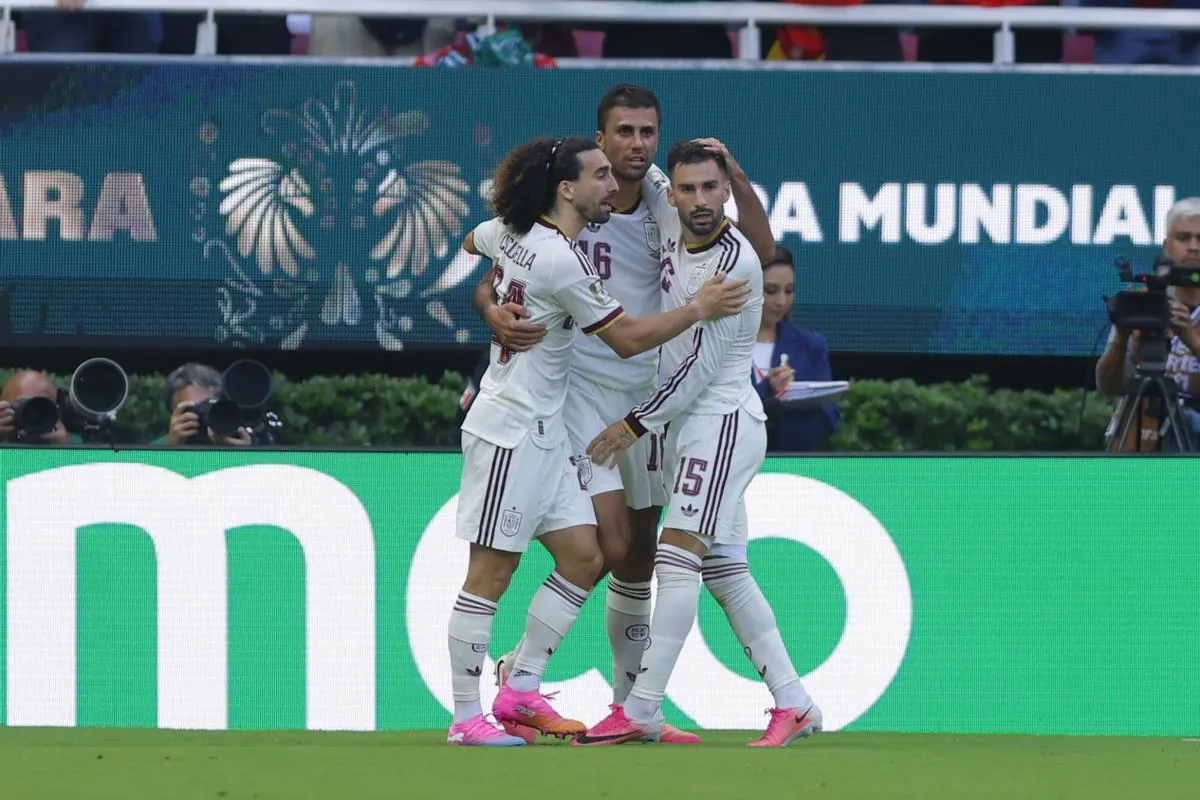 GUADALAJARA (MÉXICO), 26/06/2026.- Jugadores de España celebran un gol de Álex Baena (d) este viernes, en un partido del grupo H del Mundial de la FIFA 2026 entre Uruguay y España en el estadio Akron en Guadalajara (México). EFE/ Francisco Guasco
