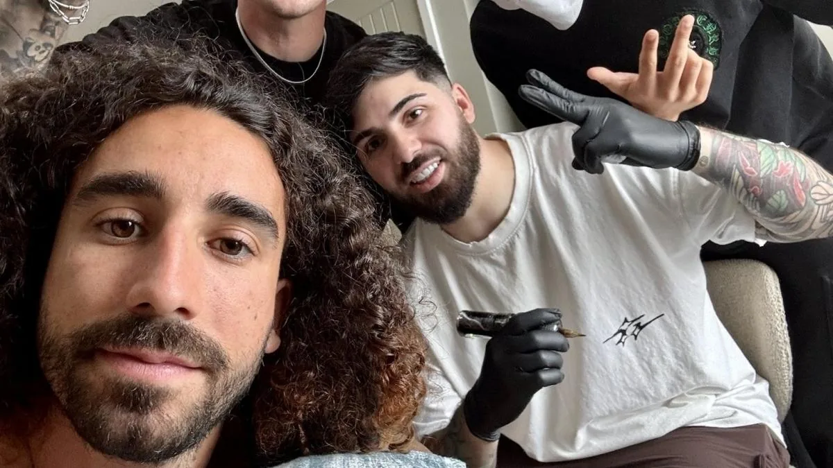 ¡Pero Cucurella! Marc cumple su promesa y se tatúa la cara de De la Fuente