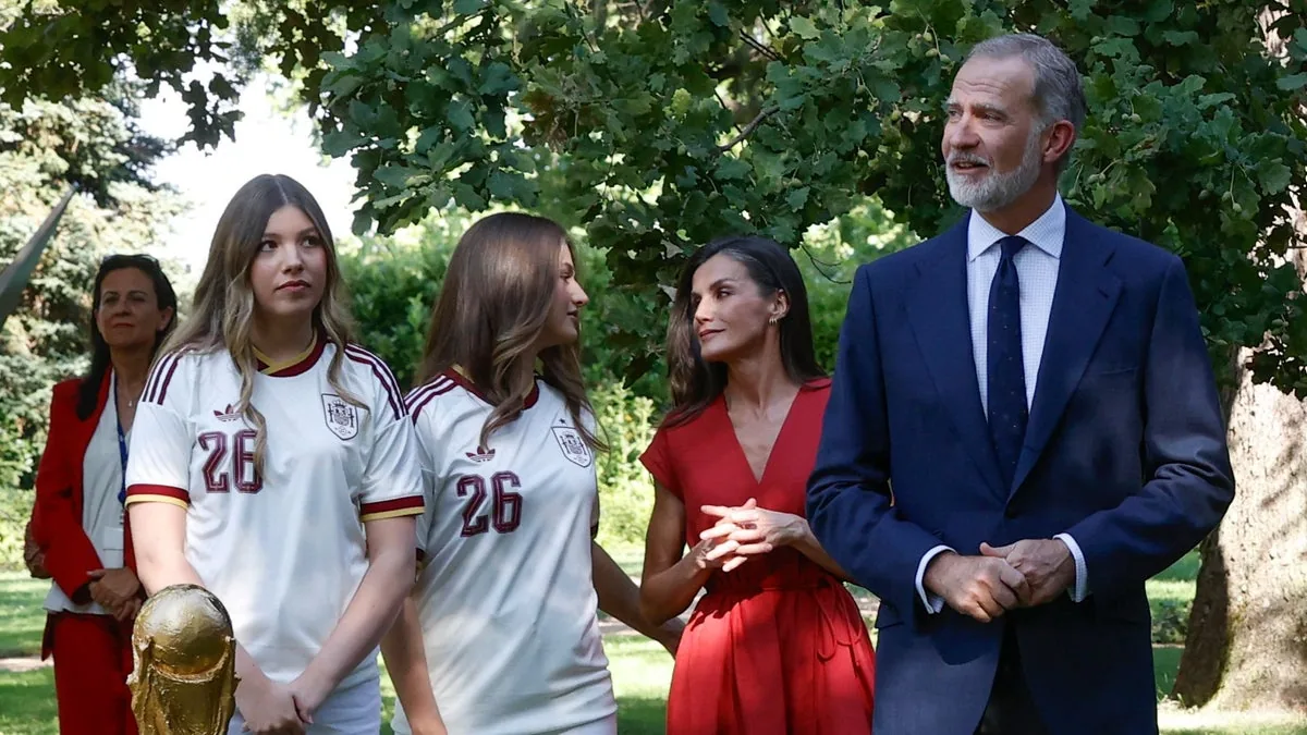 Un pasillo de honor, jugadores de traje y la Familia Real de rojo, los Reyes celebran el triunfo en el Mundial: "Habéis ganado con gallardía" - El Mundo