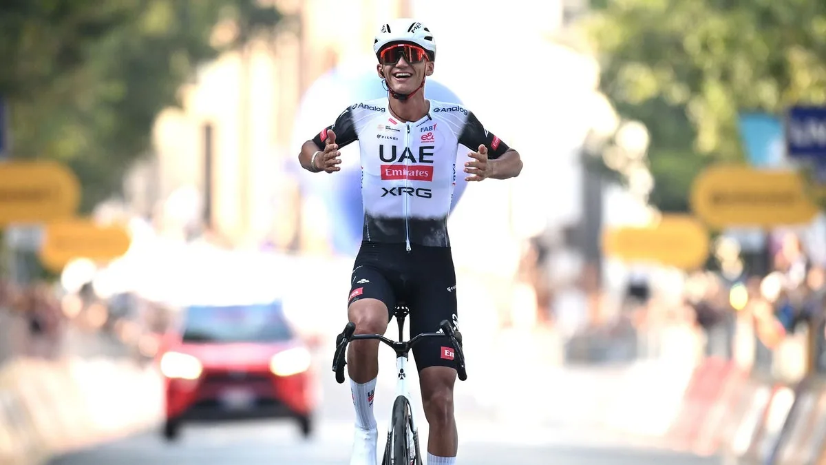 Isaac del Toro, el ciclista que cuatro años después de un terrible accidente se convirtió en el primer mexicano en llegar al podio del Tour de Francia