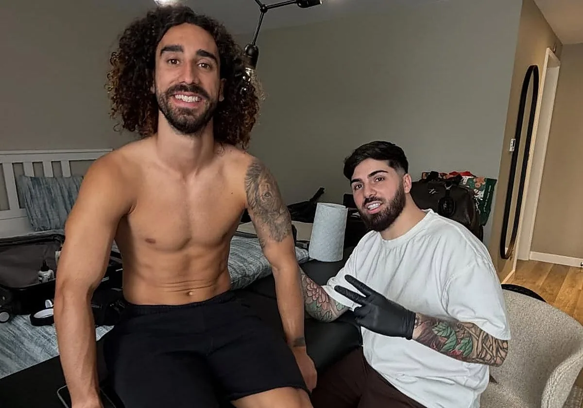¡Pero Cucurella! Marc cumple su promesa y se tatúa la cara de De la Fuente