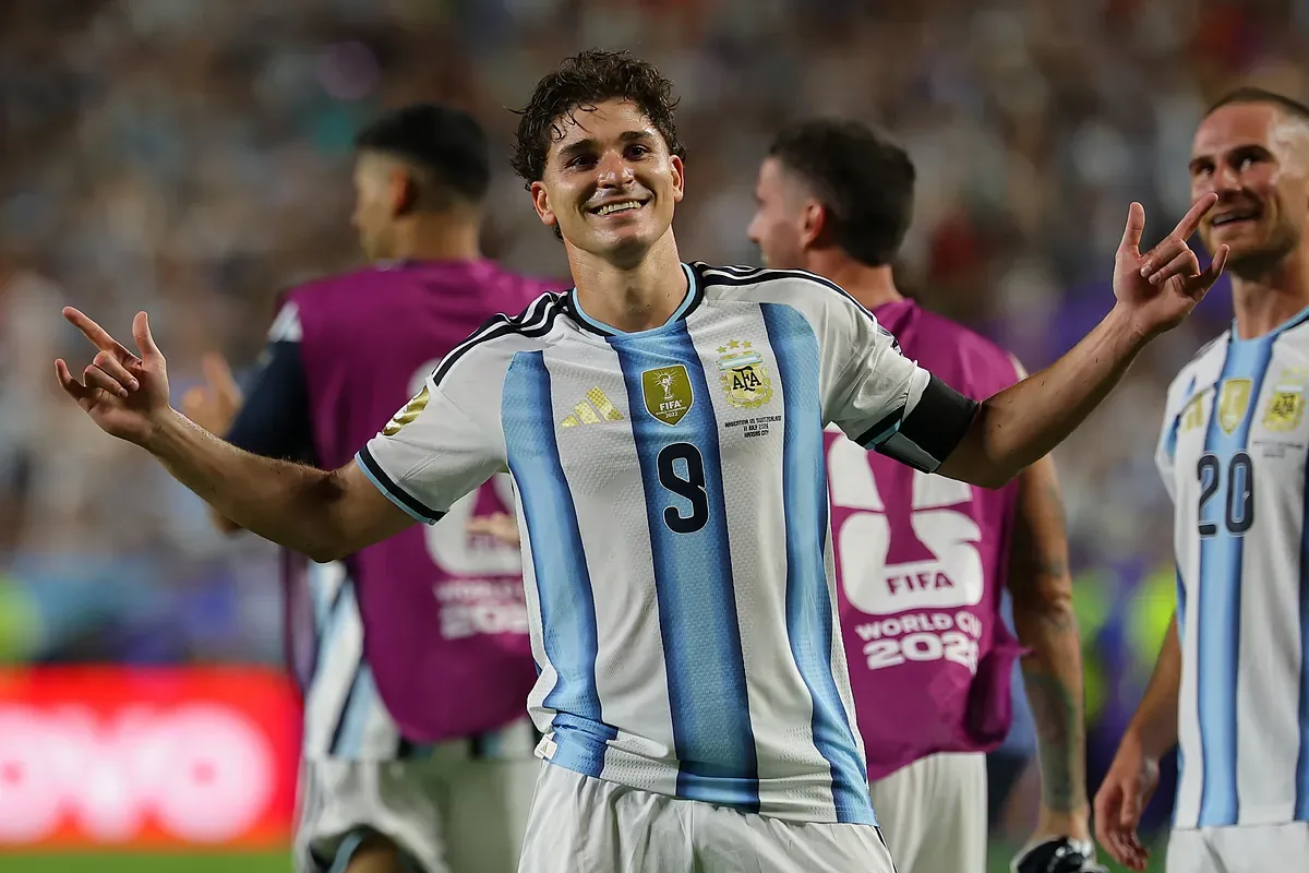 El siguiente paso de Julián Alvarez para dejar el Atlético y forzar su fichaje por el Barça es declararse en rebeldía - EL PAÍS