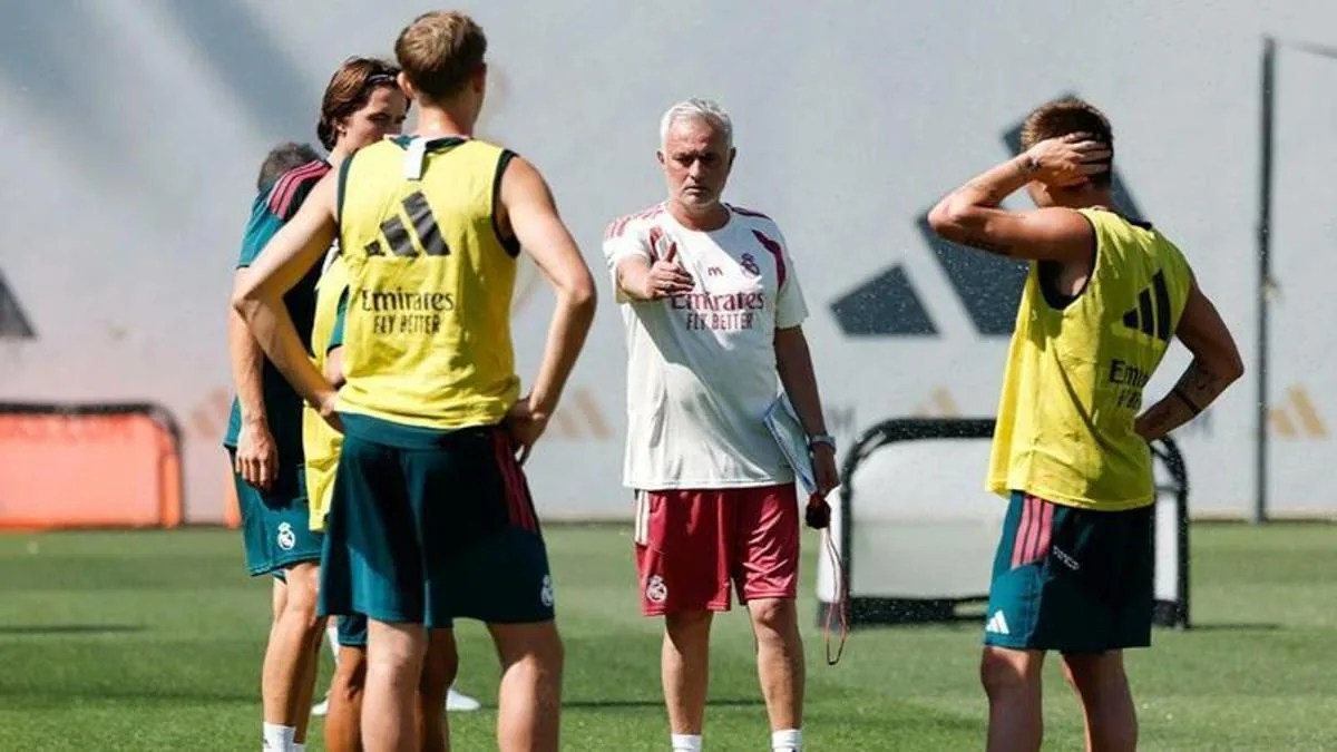 Primer ensayo de Mourinho: perfil bajo, manos en los bolsillos y todas las cámaras sobre él