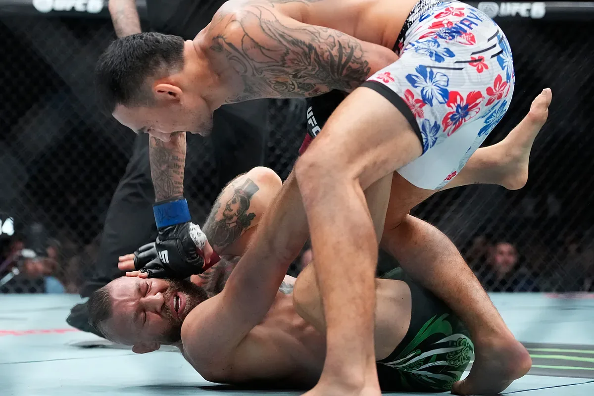 Insólito: ¡McGregor se lesiona a los tres segundos con Holloway en el UFC 329!