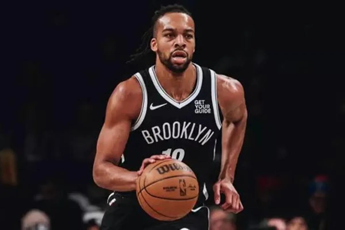 Tosan, con la camiseta de los Detroit Pistons