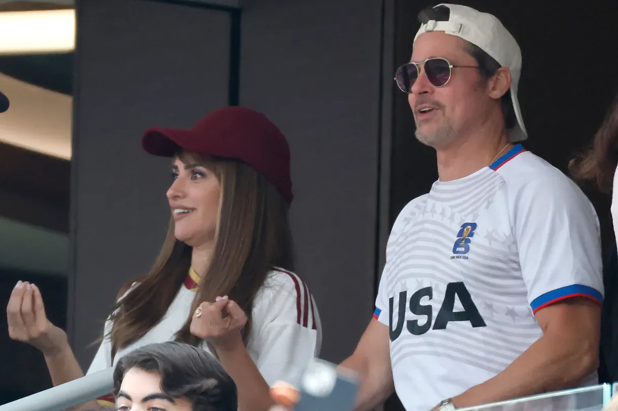 Penélope Cruz y Brad Pitt, durante un partido de cuartos.