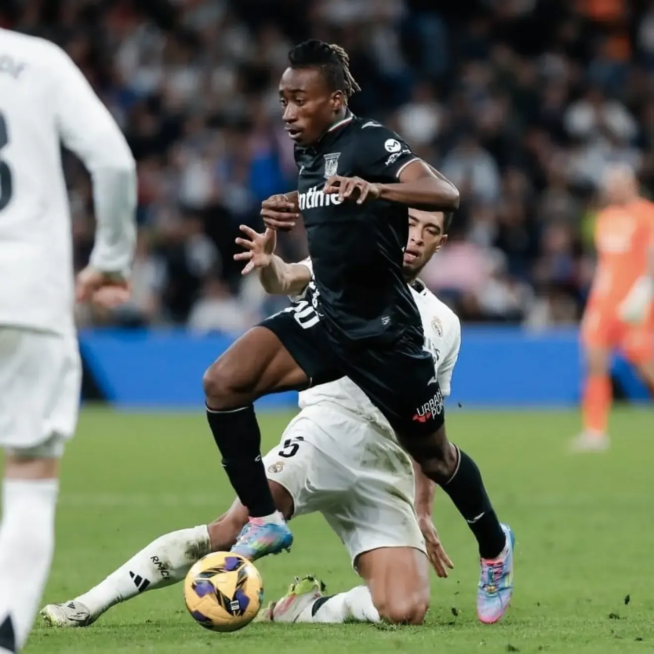 Diomande ante Bellingham en el Bernabéu