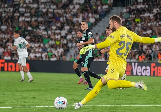 Pau López golpea el balón en el Elche-Betis de LaLiga 25-26