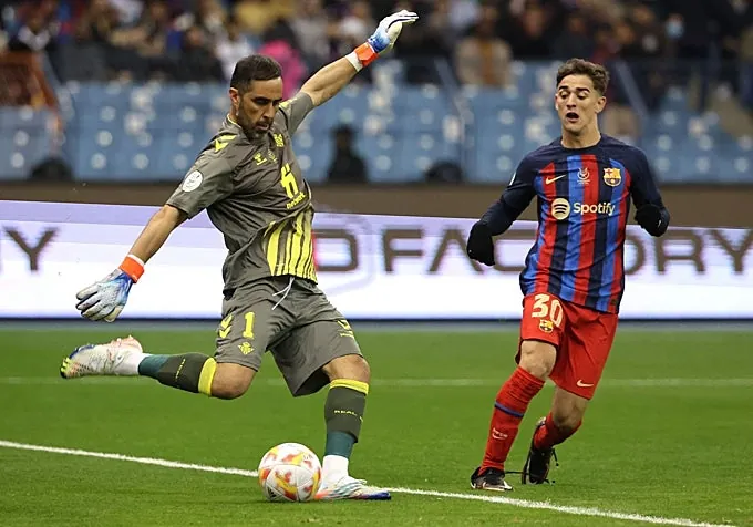 Claudio Bravo y Gavi, durante el Barcelona-Betis de semifinales de la Supercopa de España 2023