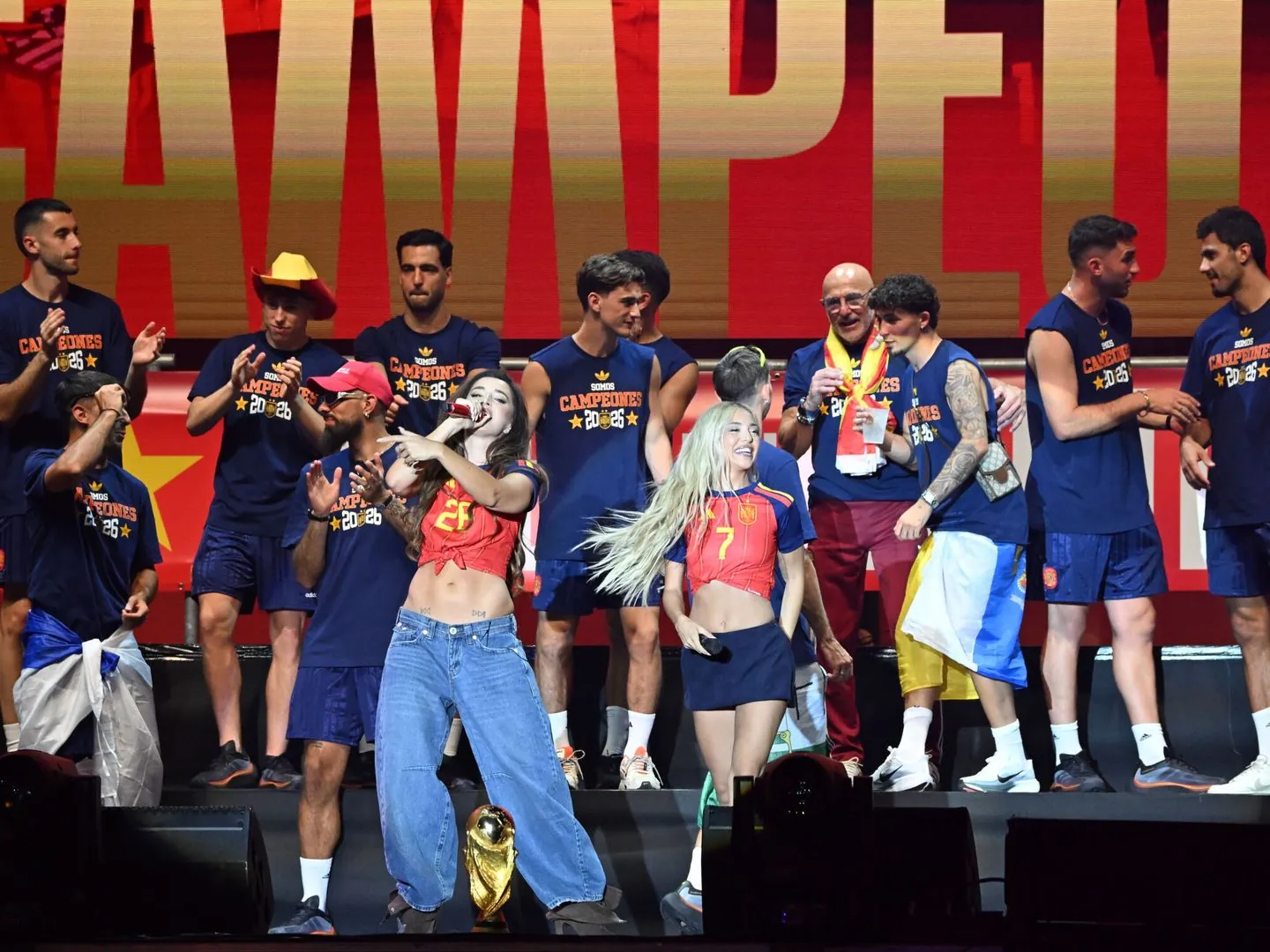 Foto: Ana Mena y Lola Índigo durante la fiesta en Cibeles con la Selección Española de Fútbol. (EuropaPress)