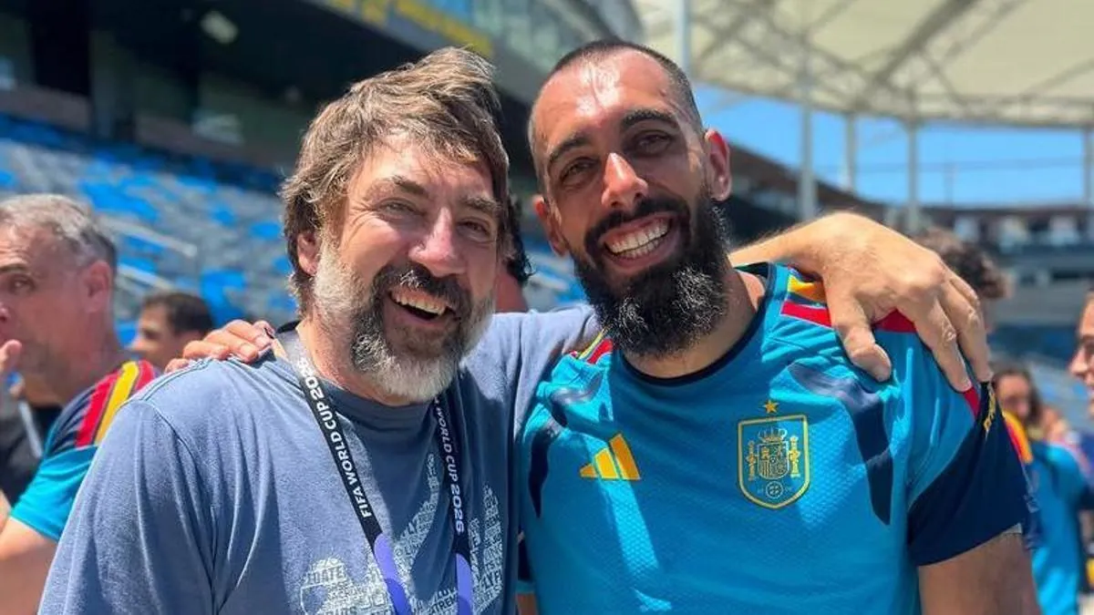 Borja Iglesias junto a Javier Bardem en la concentración de la Selección en Los Ángeles.