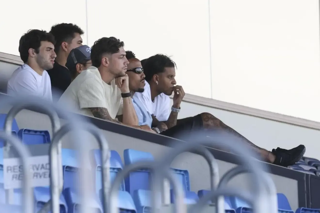 Fede Valverde, Militao y Rodrygo observan el entrenamiento.