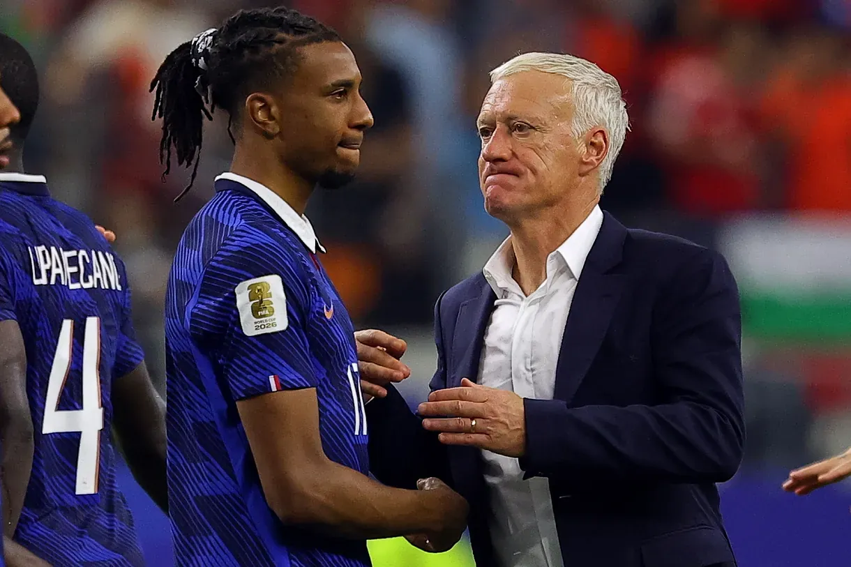 Deschamps consuela a Olise tras el pitido final en Dallas.