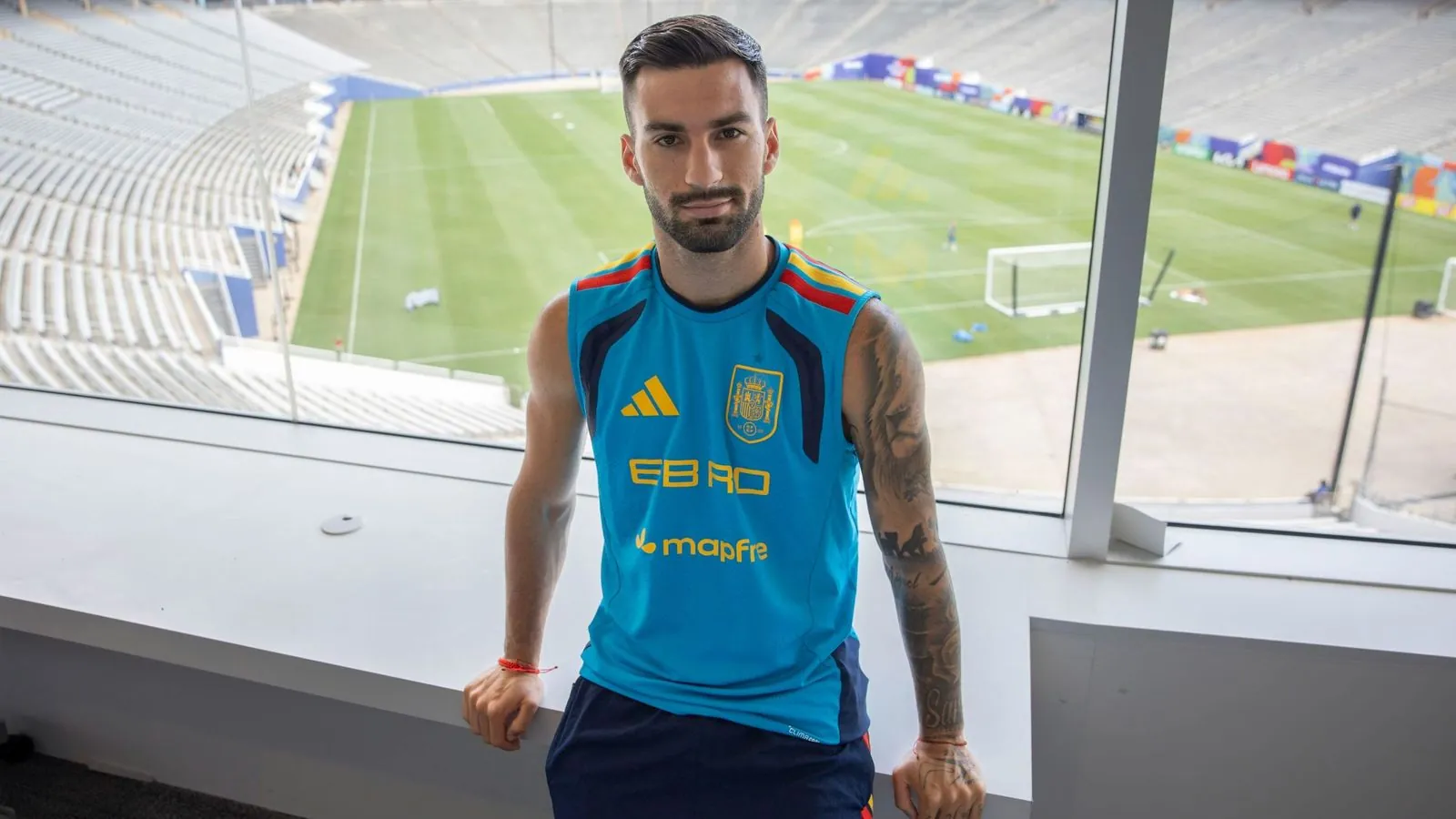 Álex Baena posa en el estadio de Dallas, en el que se disputará la semifinal mañana contra Francia