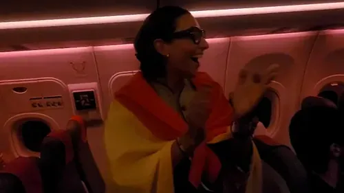 Los 137 pasajeros de un vuelo de Iberia entre Atenas y Madrid vivieron una llegada inolvidable gracias a una iniciativa del comandante Carlos Usero, que fue narrando por la megafonía del avión los momentos decisivos de la final del Mundial 2026 entre España y Argentina.El vuelo despegó en la noche del domingo cuando acababa de comenzar la segunda parte del encuentro, por lo que muchos viajeros siguieron el desenlace con expectación desde el aire. A medida que recibía información del partido, el comandante fue actualizando al pasaje sobre los acontecimientos más importantes: la expulsión del argentino Enzo Fernández, el inicio de la prórroga y, finalmente, el esperado gol de Ferran Torres que dio el triunfo a la selección española.El momento culminante llegó cuando Carlos Usero anunció por la megafonía que España era campeona del mundo, desatando una gran ovación dentro de la cabina. Los aplausos, los gritos de alegría y los cánticos se apoderaron del avión en una celebración improvisada a más de 10.000 metros de altura.Muchos de los pasajeros viajaban con camisetas de la selección española, la cara pintada con los colores nacionales e incluso alguna bandera de España, convirtiendo el vuelo en una auténtica fiesta que quedará para el recuerdo de todos los presentes.