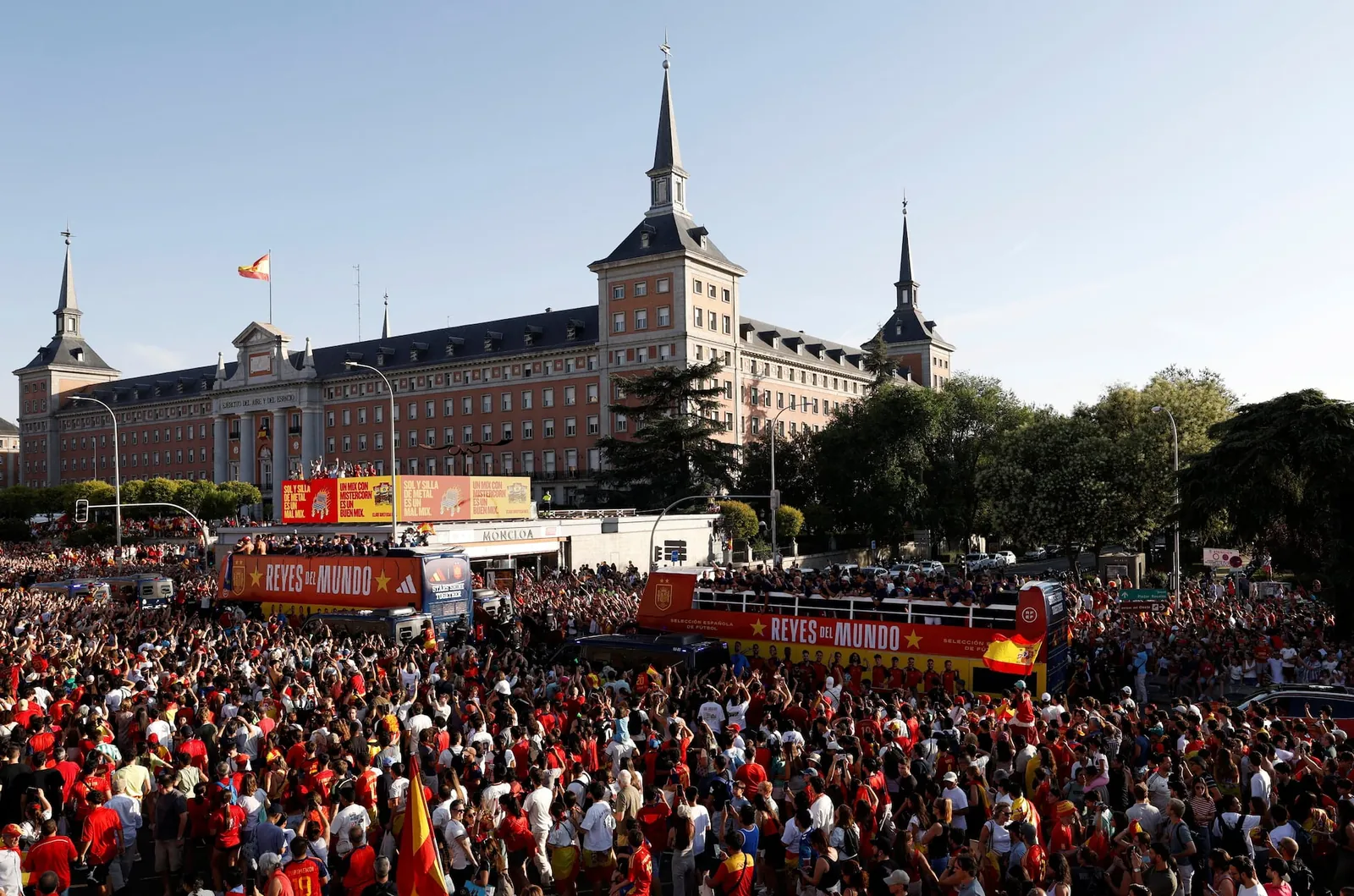 Miles de personas acompañan a los jugadores de la selección española por el centro de Madrid, este lunes.MARTA MONTANA