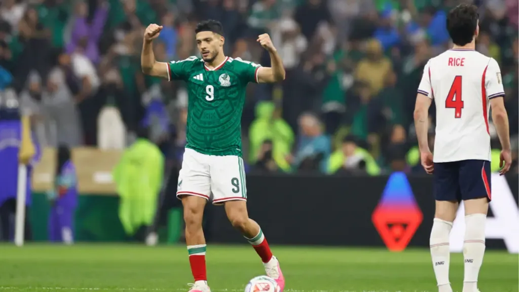 Raúl Jiménez es recibido como héroe en Cancún tras el fin del sueño mundialista de México