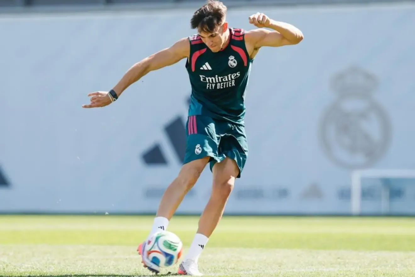 Carlos Espí remata a puerta en el entrenamiento del Real Madrid.