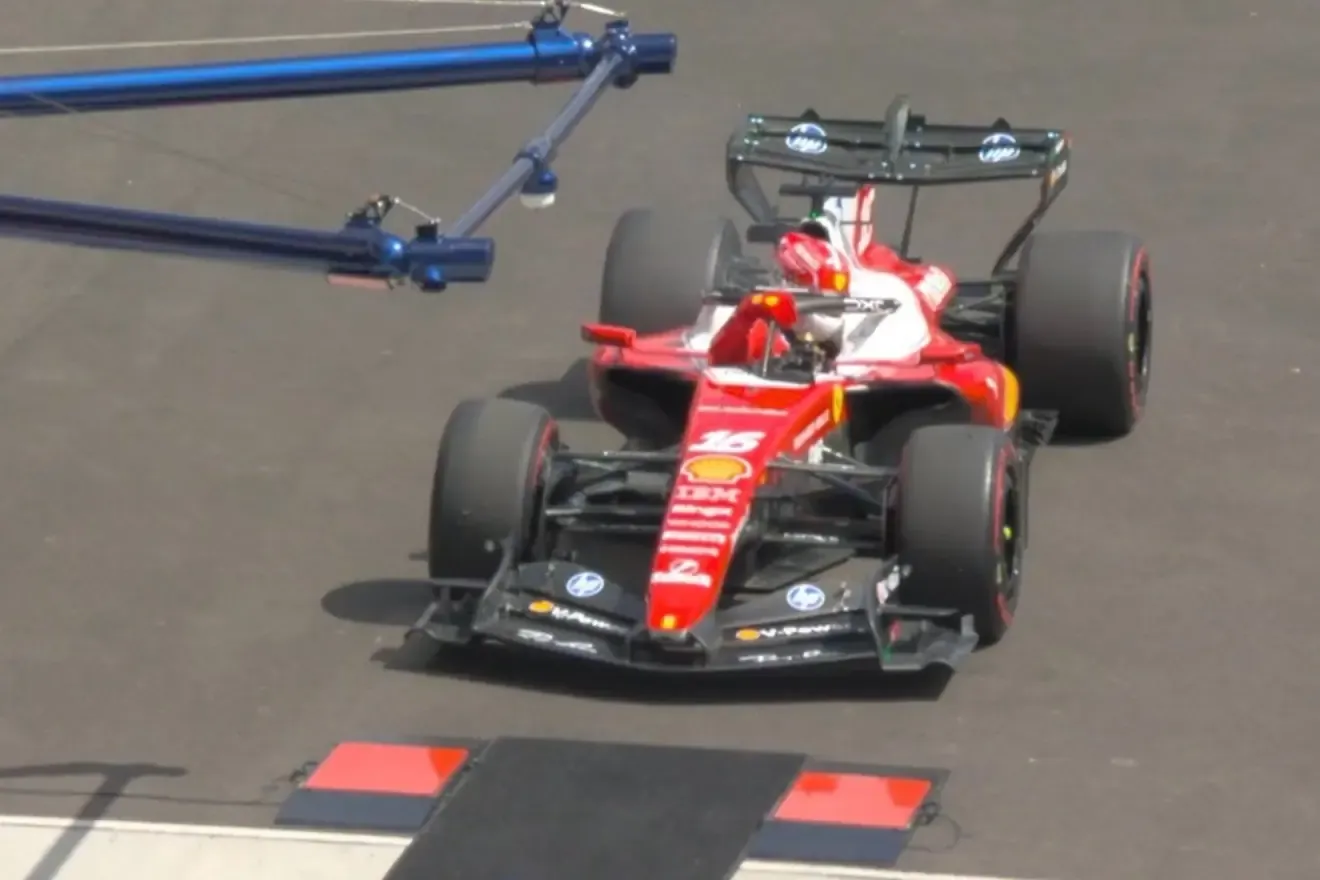 Leclerc se baja del Ferrari.