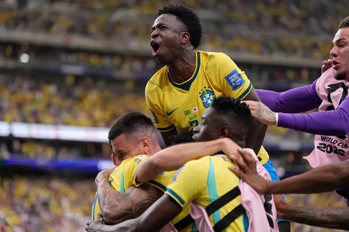 Vinicius durante un partido con la selección brasileña