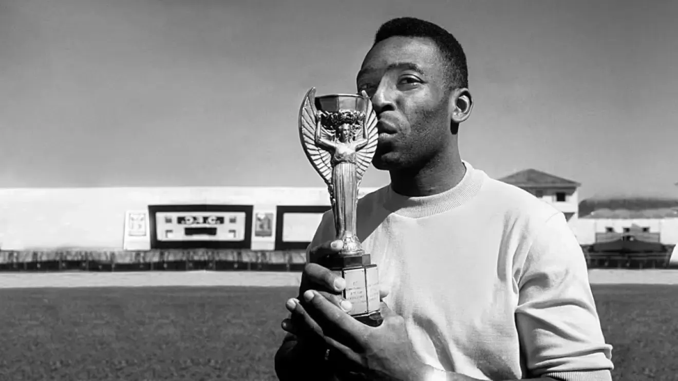 Pelé con el Trofeo Jules Rimet