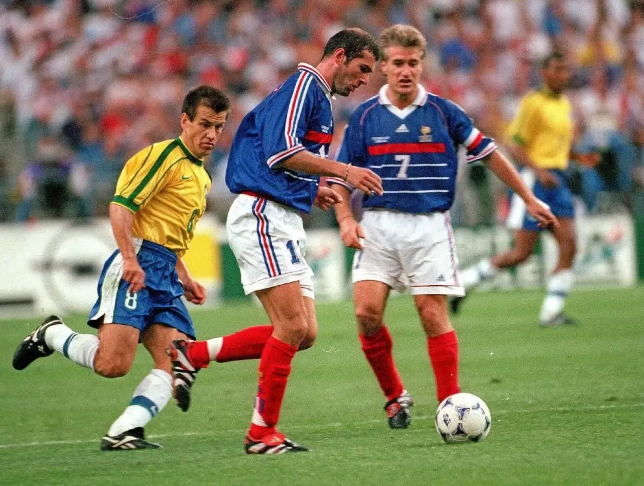 Zinedine Zidane y Didier Deschamps, durante la final del Mundial 98.