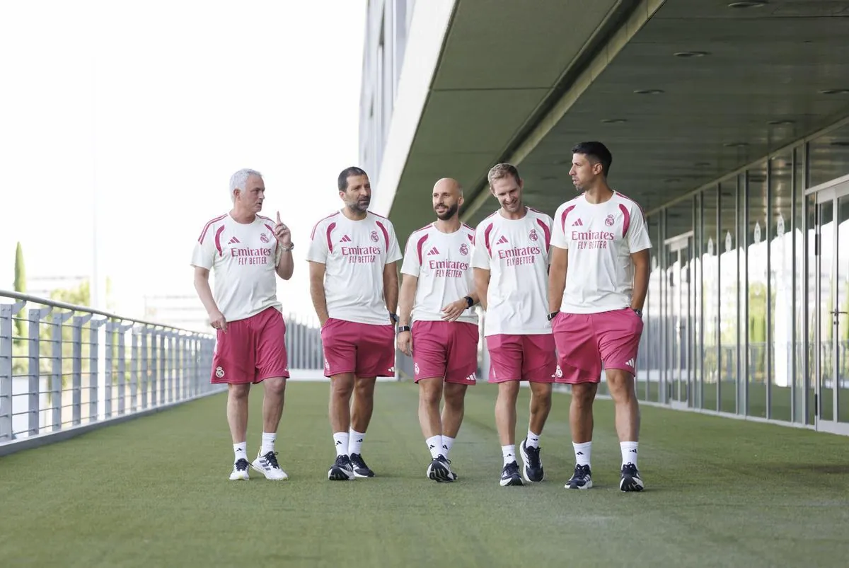 Fotografía del pasado 10 de julio, en la que puede verse al entrenador del Real Madrid, Jose Mourinho (i), con su cuerpo técnico.