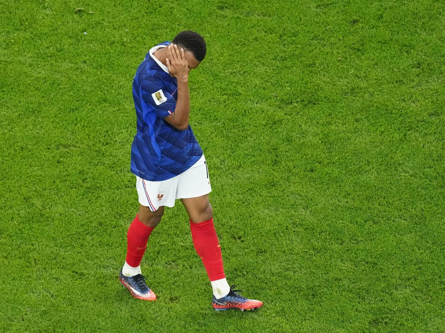 Foto: Mbappé, muy tocado tras ser eliminado del Mundial. (EFE/Kenneth Fernandez)