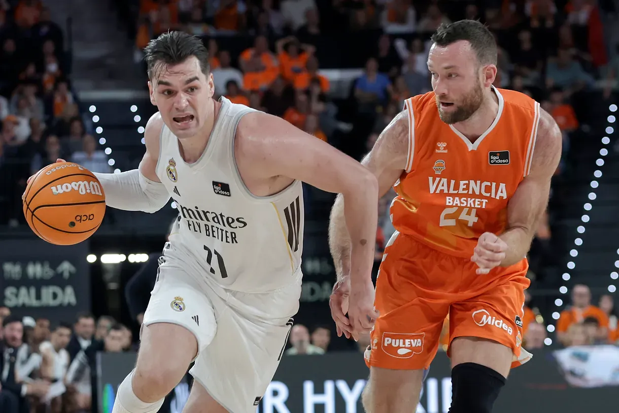 Hezonja, durante un partido contra el Valencia Basket.