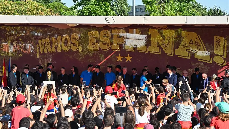 Los jugadores de la selección española durante la recepción del presidente del Gobierno, Pedro Sánchez, este lunes en el Palacio de la Moncloa.