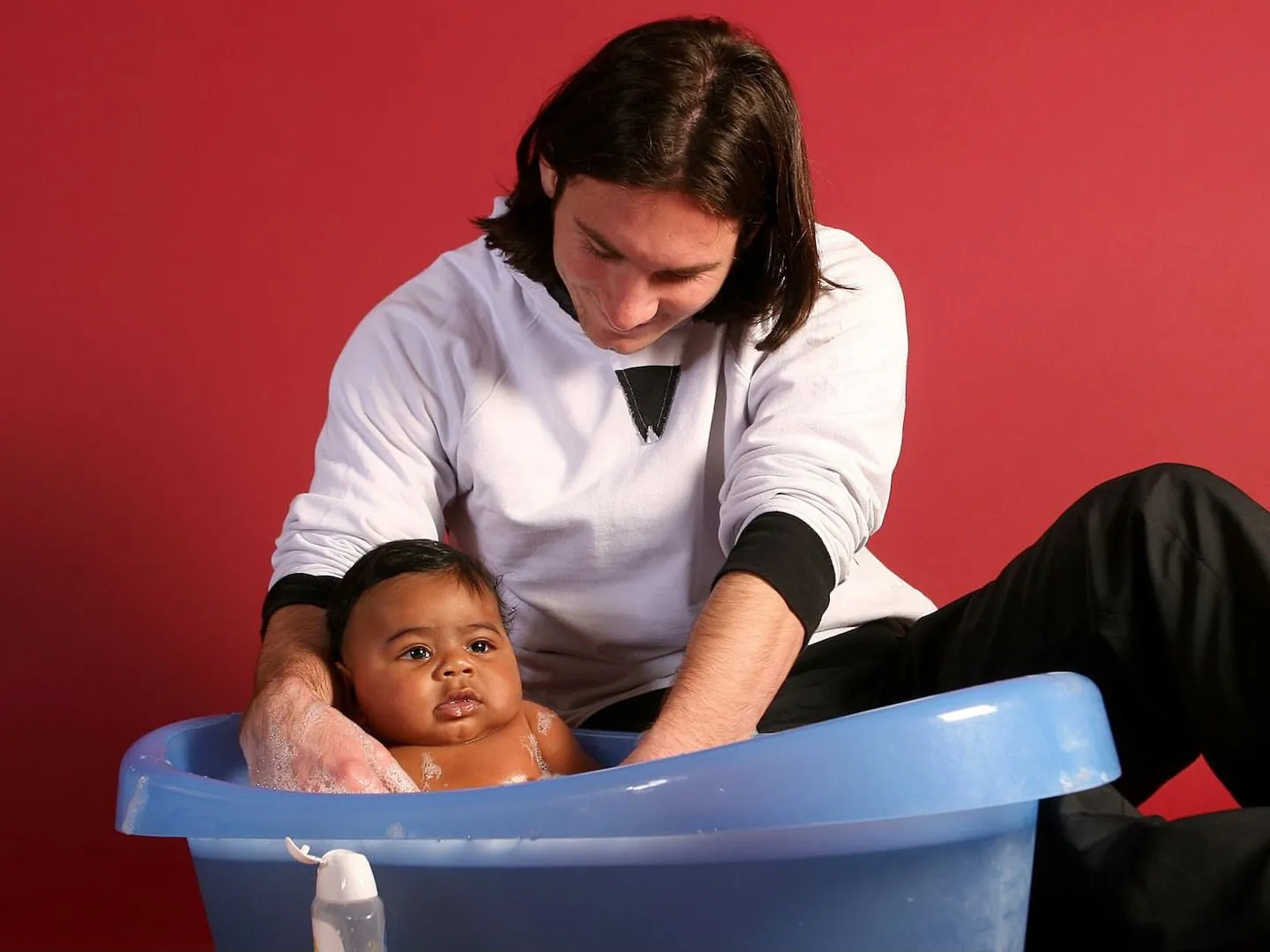Foto: Leo Messi y Lamine Yamal, en la imagen del calendario de UNICEF. (Joan Monfort)