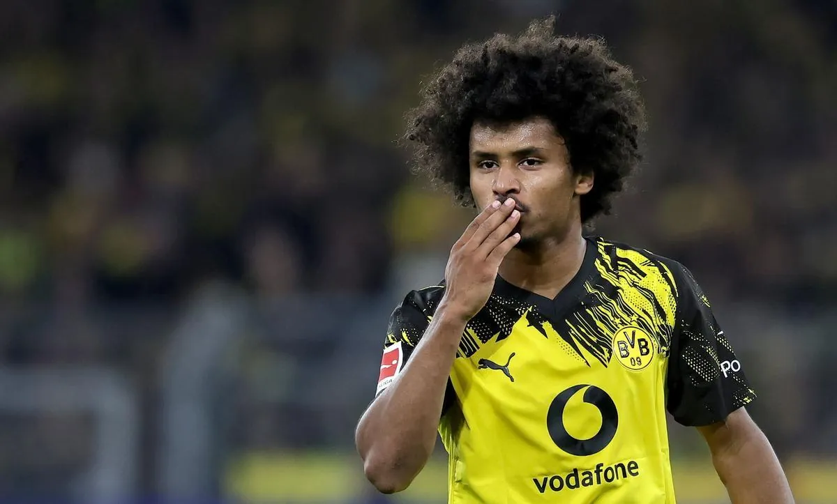 DORTMUND (Germany), 21/09/2025.- Karim Adeyemi of Dortmund celebrates scoring the 1-0 goal during the German Bundesliga soccer match between Borussia Dortmund and VfL Wolfsburg in Dortmund, Germany, 21 September 2025. (Alemania) EFE/EPA/FRIEDEMANN VOGEL CONDITIONS - ATTENTION: The DFL regulations prohibit any use of photographs as image sequences and/or quasi-video.