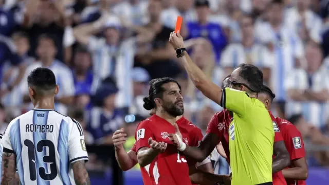 Tarjeta roja a Embolo, en el Argentina-Suiza.