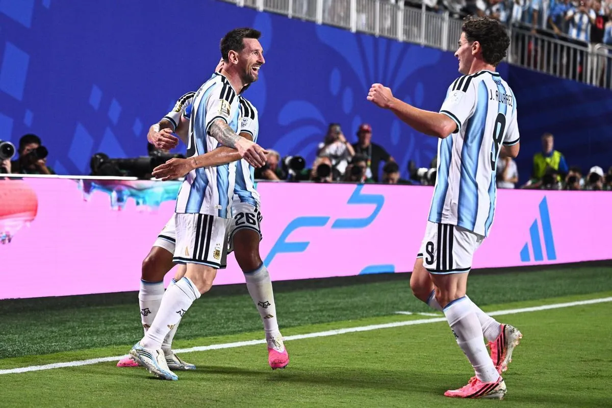 Julián Álvarez y Leo Messi