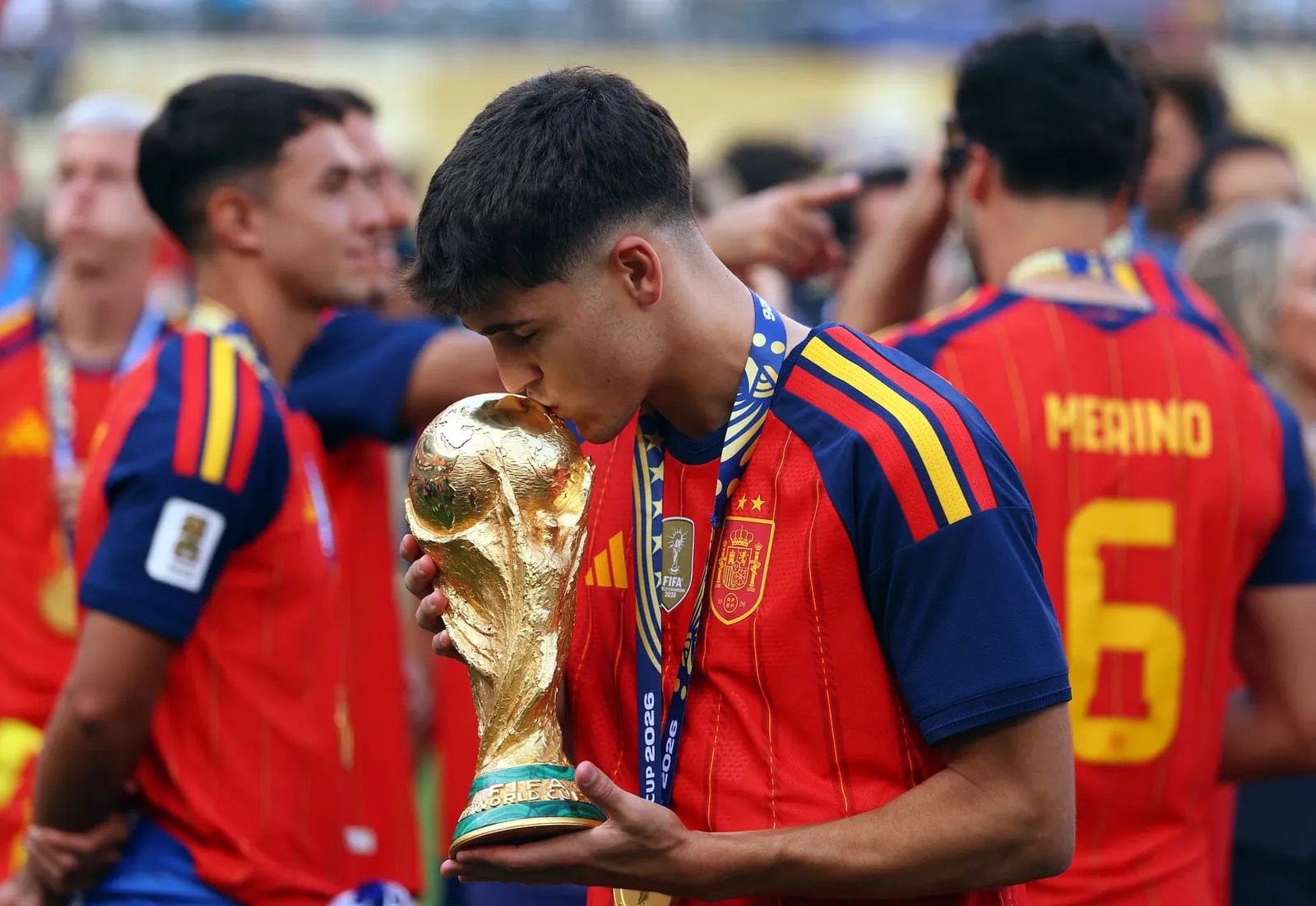 Pau Cubarsí besa el trofeo de la Copa del Mundo tras ganar a la selección argentina.Hannah McKay