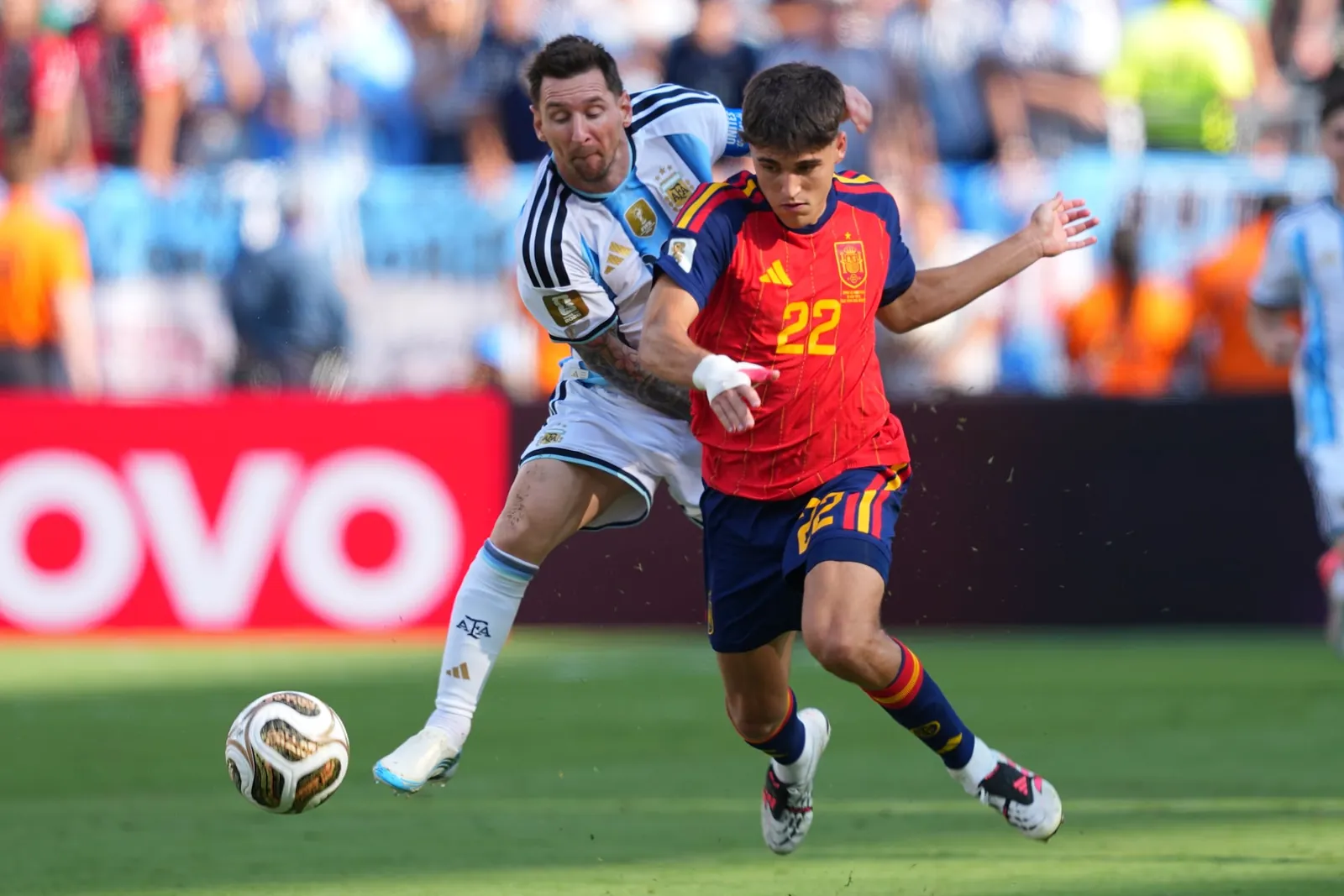 Messi y Cubarsí, se enfrentan por la pelota durante la final del Mundial.Associated Press/LaPresse (APS)