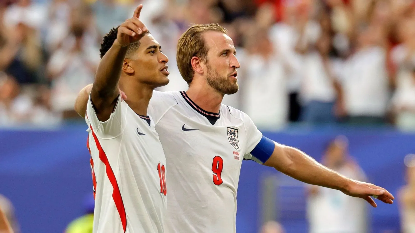 Jude Bellingham y Harry Kane, estrellas de Inglaterra en el Mundial, celebran juntos el pase a semifinales tras derrotar a Noruega.