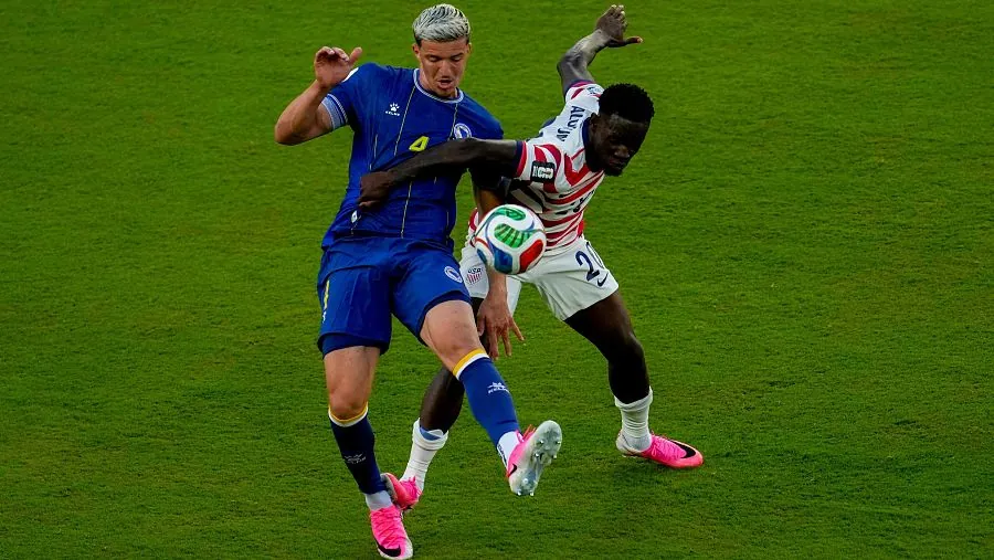 Momento de la jugada de Balogun a MuharemovicJeff ChiuJeff Chiu