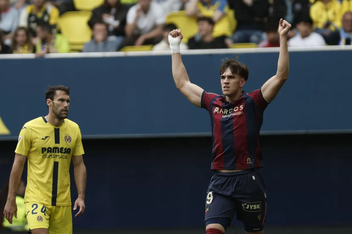 VILA -REAL (CASTELLÓN), 02/05/2026.- El jugador del Levante Carlos Espí celebra su gol contra el Villarreal, durante el partido de la jornada 34 de LaLiga EA Sports entre el Villarreal y el Levante, este sábado en el estadio de La Cerámica.-EFE/ Manuel Bruque
