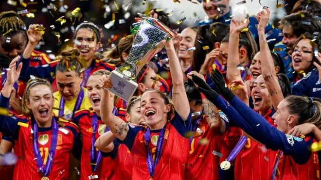 Ona Batlle levanta la copa plateada. La rodean sus compañeras que sonríen, levantan sus brazos y se abrazan, mientras caen papelillos. A todas les cuelgan las medallas