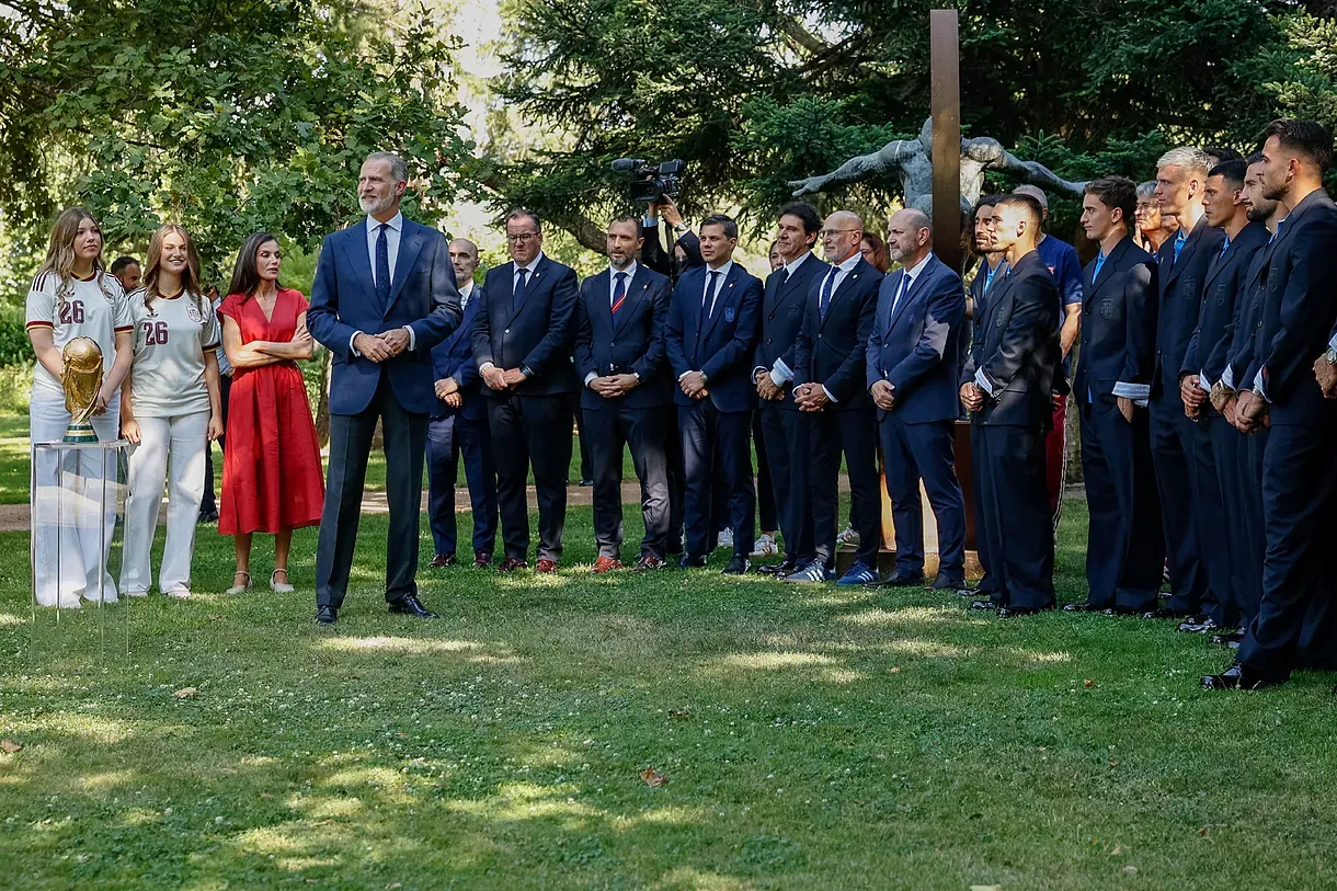 Los Reyes, con los campeones en La Zarzuela.