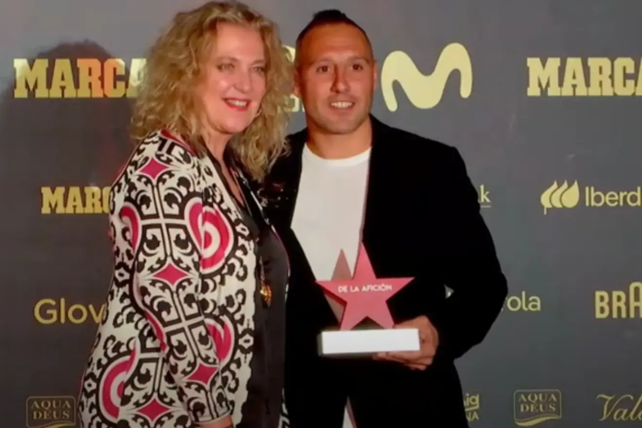 Cazorla, recibiendo el premio.