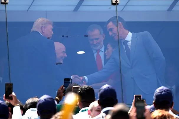 El presidente de Estados Unidos, Donald Trump, saluda al presidente del Gobierno, Pedro Sánchez, en el partido de la final del Mundial de la FIFA 2026 entre España y Argentina en el estadio MetLife