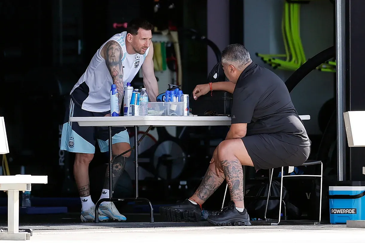 Chiqui Tapia junto a Messi en la terraza del hotel The Dalmar