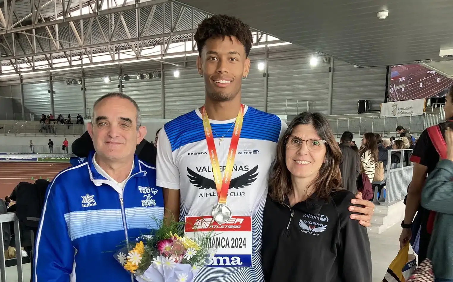 Asabu Pinés (centro) posa con la medalla de plata conseguida en los 400 metros del reciente Campeonato de España sub-20